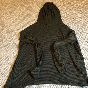 Long sleeve- hooded shirt